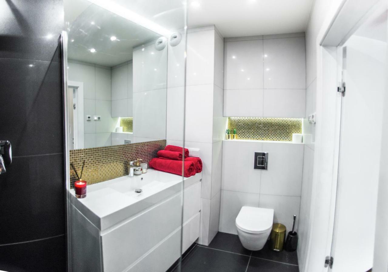 Galaxy Garden Apartment Cracow- Shopping Mall 1Min, Underground Parking, Family Friendly, City Center Krakow Exterior photo